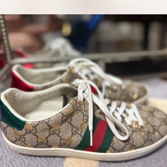 Gucci Beige Monogram Sneakers with Red and Green Accents - Picture 5 of 8